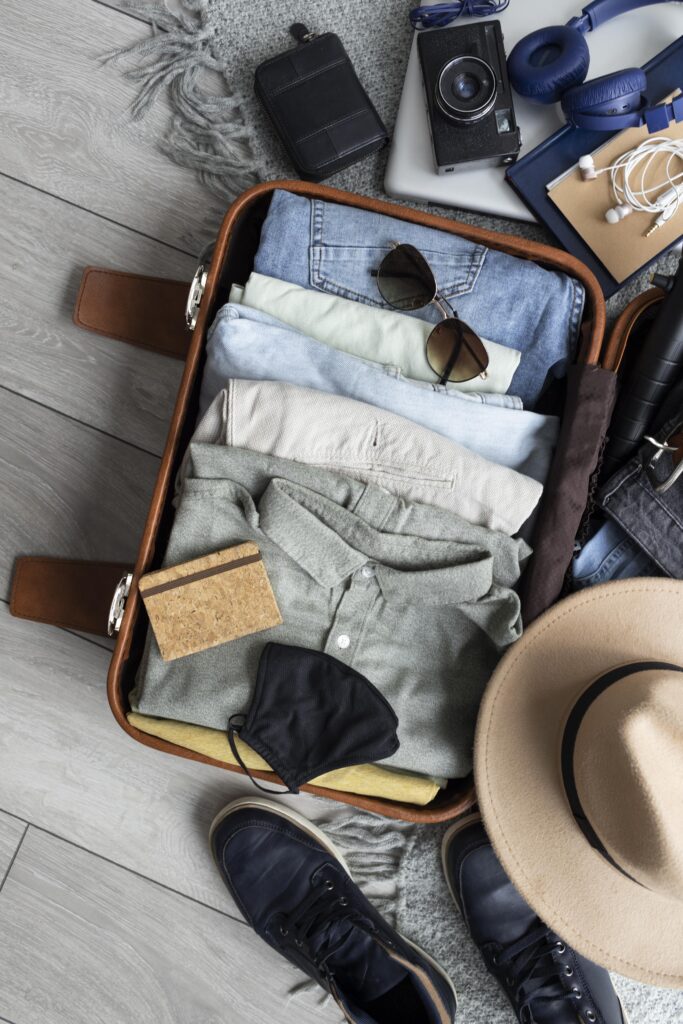 En öppen kabinväska med prydligt rullade kläder och en necessär