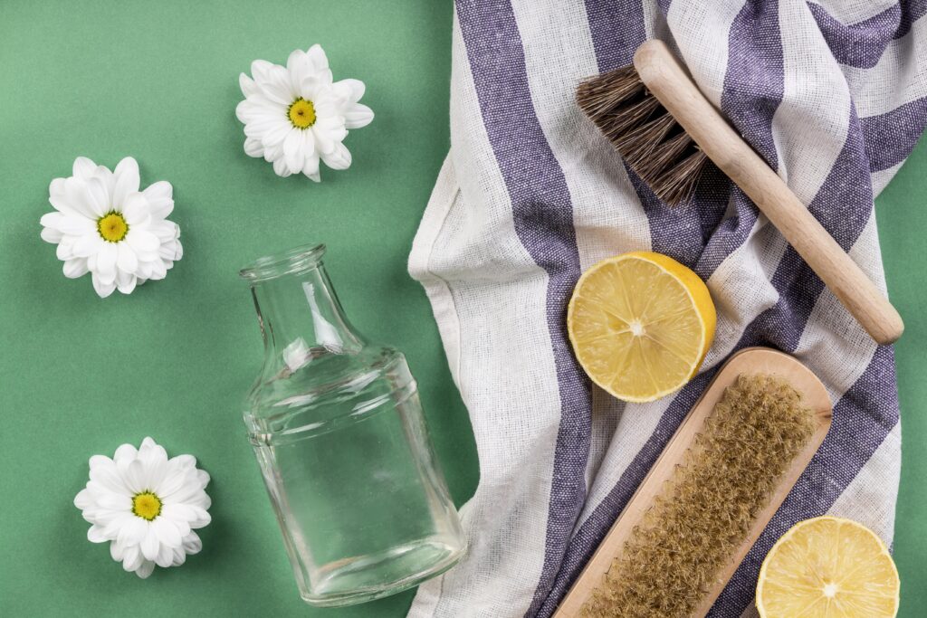 Naturlig städning med citron och bikarbonat på en bänk.