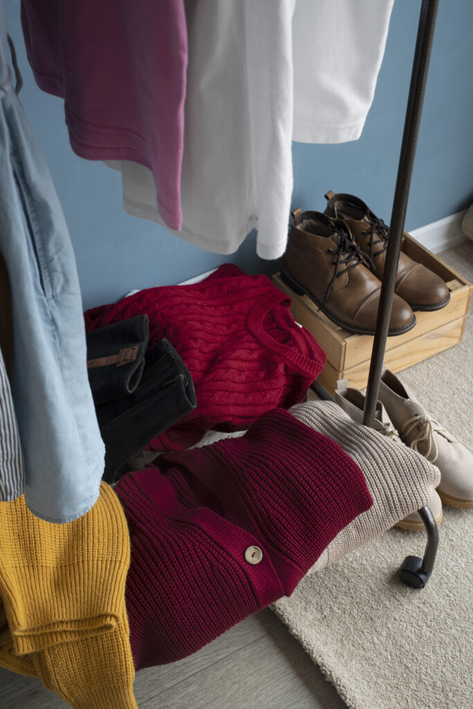 En prydlig klädställning med några få utvalda plagg i neutrala färger