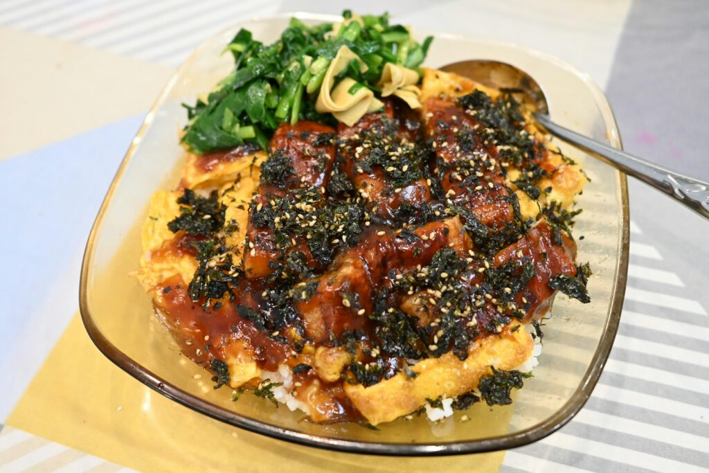 En gyllene vegetarisk lasagne i en vit ugnsform direkt ur ugnen